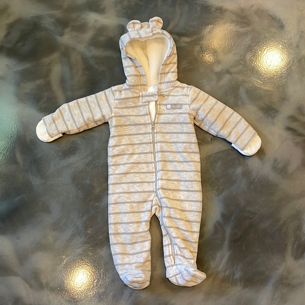 Carter’s Fleece snowsuit size 9 months